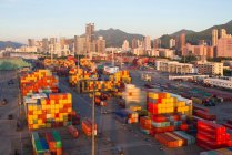 Высокий угол обзора кранов и грузовых контейнеров в гавани в Шэньчжэне, Китай — стоковое фото