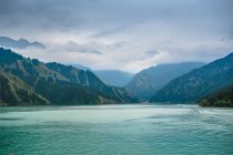 Beautiful landscape with mountains and Tianshan Tianchi Lake in Urumqi, Xinjiang, China — Stock Photo