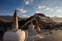 Asombrosa arquitectura antigua y montañas en el Tíbet - foto de stock
