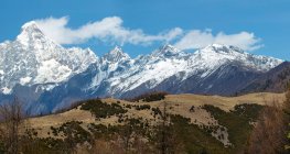 Bellissimo paesaggio con montagne innevate in Sichuan, Cina — Foto stock