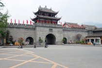 Сюаньхуа - ворота Дуцзянъяня в Чэнду, провинция Цзянсу, Китай — стоковое фото