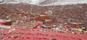 Vista aérea del Colegio Budista Wuming del Condado de Seda, provincia de Sichuan, China - foto de stock