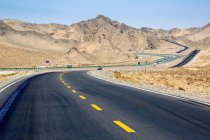 Tráfico en la autopista Qinghai-Tibet y las montañas durante el día - foto de stock