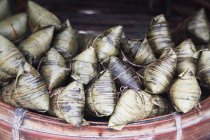 Vista de cerca de los ingredientes para los zongzi envueltos chinos tradicionales - foto de stock