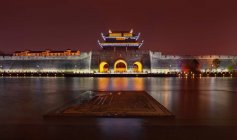 Beleuchtete antike Architektur bei Nacht, Suzhou, Jiangsu, China — Stockfoto
