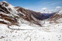 Strada ventosa sulla montagna innevata Jinbalang, Sichuan, Cina — Foto stock