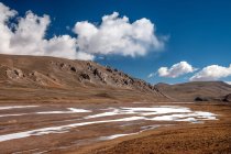 Bela paisagem com montanhas, Hoh Xil, Qinghai, China — Fotografia de Stock
