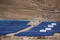 Vue grand angle des panneaux solaires modernes dans les montagnes, Tibet — Photo de stock