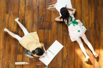 Две девушки лежат на полу рисунок — стоковое фото