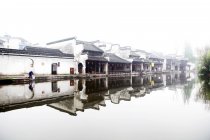 Belo canal e arquitetura chinesa em Huzhou, Zhejiang, China — Fotografia de Stock