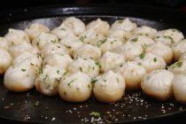 Vista close-up de deliciosos pães chineses cozidos no vapor — Fotografia de Stock