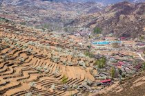 Vista aerea del campo terrazzato e villaggio a Qinhuangdao, Hebei, Cina — Foto stock