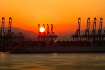 Equipamentos industriais no porto ao pôr do sol, Shenzhen, China — Fotografia de Stock