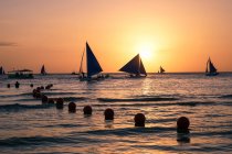 Silhouetten von Booten, die bei Sonnenuntergang auf dem Meer treiben, koh samui, Thailand — Stockfoto