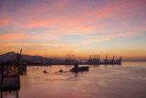 Високий кут огляду промислового обладнання та кораблів у порту на заході сонця (Шеньчжень, Китай). — стокове фото