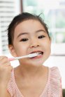 Bambina lavarsi i denti — Foto stock