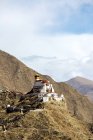 Vista a basso angolo di passerella pedonale e costruzione su montagna rocciosa in Tibet — Foto stock