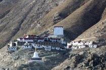 Удивительная древняя архитектура на живописных холмах Тибета — стоковое фото