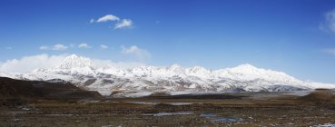 Hermosa montaña cubierta de nieve de Yala de pastizales de Tagong, provincia de Sichuan, China - foto de stock