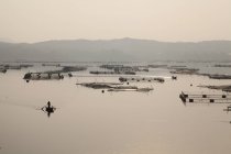 Vista de ángulo alto de los barcos de pesca y redes en qianxi, Hebei, China - foto de stock