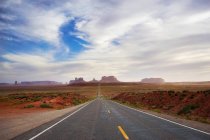 Hermoso paisaje con carretera y montañas en el Parque Nacional Arches - foto de stock