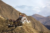 Vista de ángulo bajo de la arquitectura antigua increíble y colinas escénicas en el Tíbet - foto de stock