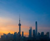 Stadtarchitektur mit modernen Gebäuden und Wolkenkratzern bei Sonnenuntergang, Shanghai — Stockfoto