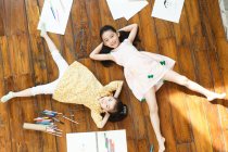 Zwei Mädchen liegen auf dem Boden auf dem Rücken — Stockfoto