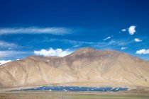 Bela paisagem com montanhas e painéis solares no dia ensolarado — Fotografia de Stock