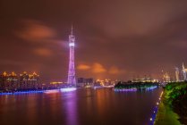 Incrível vista noturna de edifícios iluminados em Guangzhou, China — Fotografia de Stock