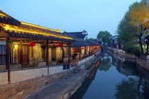 Традиційна китайська архітектура і спокійна вода в каналі під час заходу сонця, Куншан, Цзянсу, Китай. — стокове фото