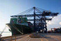 Gru e container di carico nel porto di Shenzhen, Cina — Foto stock