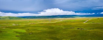 Красивий краєвид з зеленим плато і гори в провінції Сичуань, Китай — стокове фото