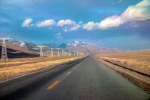 Empty Qinghai-Tibet Highway at cloudy day — Stock Photo