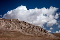 Beautiful rocky mountain and cloudy sky, Hoh Xil Nature Reserve, Qinghai — Stock Photo