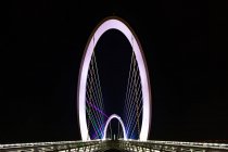 Vista de ángulo bajo del puente iluminado en la noche, Nanjing, Jiangsu, China - foto de stock
