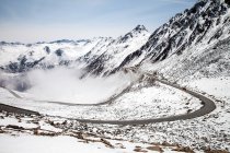 Route venteuse sur la montagne enneigée Jinbalang, Sichuan, Chine — Photo de stock