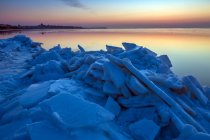 Замерзшее побережье и спокойная вода на восходе солнца, Бейдайхэ, Хэбэй, Китай — стоковое фото