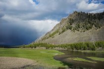 Schöne Landschaft und bewölkter Himmel im Yellowstone Nationalpark, Vereinigte Staaten — Stockfoto