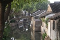 Beau canal et architecture chinoise à Suzhou, province du Jiangsu, Chine — Photo de stock