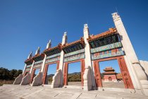 Низкий угол обзора древних восточных гробниц Цин, Цзунхуа, Хэбэй, Китай — стоковое фото