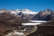 Vue aérienne de l'autoroute Sichuan-Tibet dans les montagnes enneigées pittoresques — Photo de stock