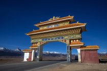 Vista ad angolo basso di architettura antica del cancello di Torii, Litang, Sichuan, Cina — Foto stock