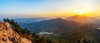 Schöne Landschaft mit Bergen bei Sonnenaufgang, rizhao, shandong, china — Stockfoto