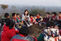 Enseignant chinois rural et élèves en plein air — Photo de stock