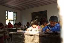 Asiatique écoliers étudiant dans rural primaire école — Photo de stock
