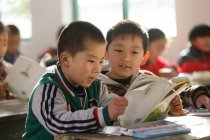 Китайские школьники учатся с книгами в сельской начальной школе — стоковое фото