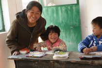 Professora rural e alunas chinesas estudando em sala de aula — Fotografia de Stock