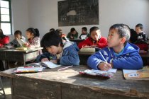 Étudiants chinois qui étudient dans une école primaire rurale — Photo de stock