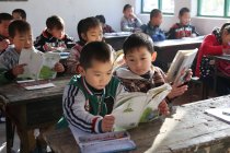 Chinese school students studying with books in rural primary school — Stock Photo